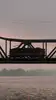 ÖBB Lokomotive auf einer Stahlbrücke über einem Fluss in der Abenddämmerung