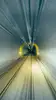 Bewegungsunschärfe auf Bahngleisen in einem Tunnel