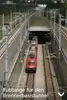 Güterzug mit Tübbingen fährt in Tunnel für den Brennerbasistunnel