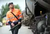 Wagenmeister bei der Inspektion eines Güterwagens