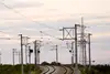 Elektrifizierte Gleisanlage in einer Kurve unter Abendhimmel
