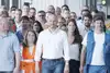 Teil des Rail Cargo Group Teams steht gemeinsam in einer Industriehalle