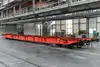 Leerer Sggnss-Güterwagen in einer industriellen Bahnhalle