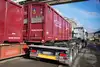 MOBILER Container wird am Terminal auf LKW verladen