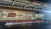 Güterwagen von Rail Cargo Austria in einer Umschlaghalle beim Be- oder Entladen