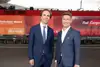 Wolfram Senger-Weiss und Christoph Grasl vor einer Rail Cargo Group Lokomotive