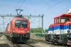 ÖBB-Lokomotive auf einem Gleis neben einer Rangierlok auf einem Bahnhofsgelände