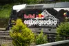 Lokomotive mit Red Bull Erzbergrodeo Branding auf Bahnstrecke
