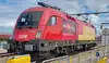 ÖBB Lokomotive der Rail Cargo Group mit Transporeon Branding auf Bahnhofsgleis