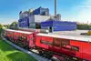 MOBILER Behälter der Rail Cargo Group auf Güterwagen vor Industrieanlage