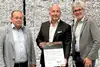Vertreter von Rail Cargo Group und Bunzl & Biach bei der Übergabe einer Umwelturkunde