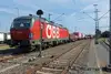 ÖBB Lokomotive zieht Container-Güterzug auf elektrifizierter Bahnstrecke
