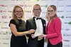Erfolg bei den Supply Chain Excellence Awards 2024 – stolzer Moment auf der Bühne mit der SCEA-Trophäe