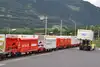 InnoWaggon-Einheiten stehen auf dem Gleis, während ein Gabelstapler einen Container für den kombinierten Verkehr bewegt