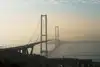 Brücke in der Türkei über einer weiten Bucht bei Sonnenaufgang mit ruhigem Wasser und Dunst