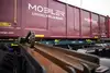 MOBILER-Logistikeinheit der Rail Cargo Group für kranlosen Umschlag zwischen Lkw und Güterwagen