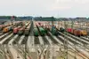 Containerzüge in einem Rangierbahnhof mit vielen parallel verlaufenden Gleisen
