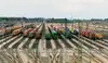 Großer Güterbahnhof mit zahlreichen Containerzügen auf mehreren Gleisen