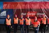 Sechs Vertreter vor einem Shimmns-Güterwagen von ERR und Rail Cargo Group