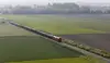 ÖBB Güterzug der Rail Cargo Group fährt durch eine landwirtschaftliche Landschaft mit Feldern