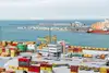 Containerterminal am Hafen mit Containern, Umschlagkran und Schiffen am Kai