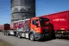 Lkw mit MOBILER-System und Container steht neben einem roten Güterwagen der Rail Cargo Group