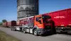 LogServ-Lkw mit MOBILER-System und Schüttgutbehälter neben einem Güterzug der Rail Cargo Group