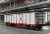 Eanos-Güterwagen der Rail Cargo Group in einer Industriehalle