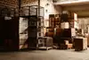 Gestapelte Paletten, Kisten und Gitterboxen in einer Lagerhalle