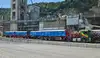 MOBILER-Behälter auf Lkw und Güterzug vor einer Industrieanlage