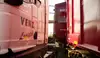 Lkw und Güterwagen mit roten MOBILER Behältern im Logistikeinsatz