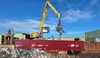 Greifkran belädt einen MFD Rail Güterwagen mit Schrott für die Rail Cargo Group.