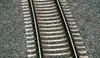 Eisenbahngleis mit Schotterbett aus der Vogelperspektive.