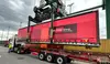 Rail Cargo Group Wechselaufbau wird per Kran auf einen Güterwagen verladen.