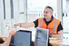 Lkw-Fahrer in Agenturbüro