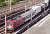 Rollende Landstraße transportiert Lkw per Bahn auf Niederflurwagen durch Bahnkorridor