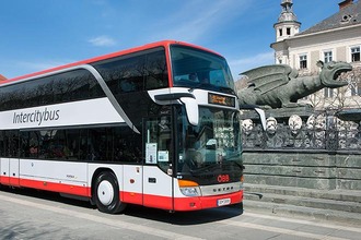 Intercitybus in Klagenfurt vor dem Lindwurm