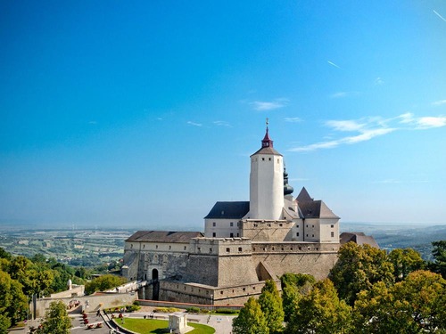 Außenaufnahme der Burg Forchtenstein