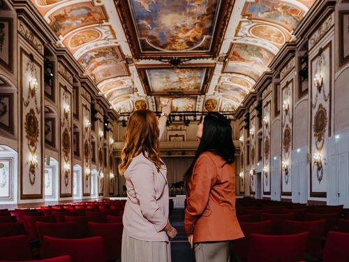 Zwei Frauen bewundern Deckengemälde im Schloss Esterhazy