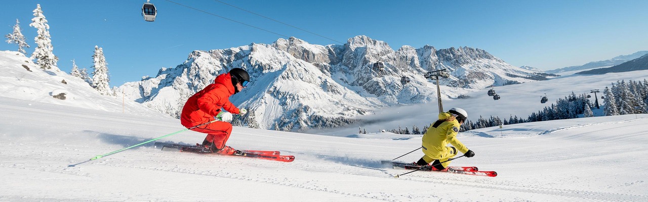 2 Personen beim Ski fahren in Mühlbach am Hochkönig