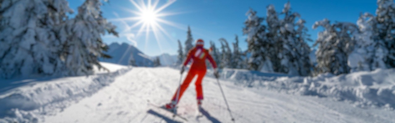 Skifahrer in Winterlandschaft