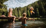 3 Kinder spielen im Wasser