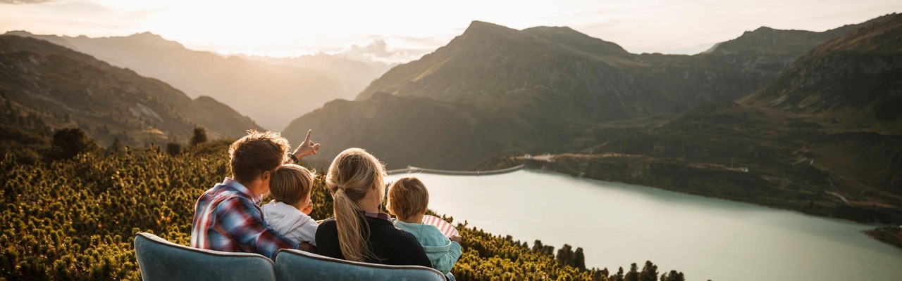 Familie genießt die Aussicht