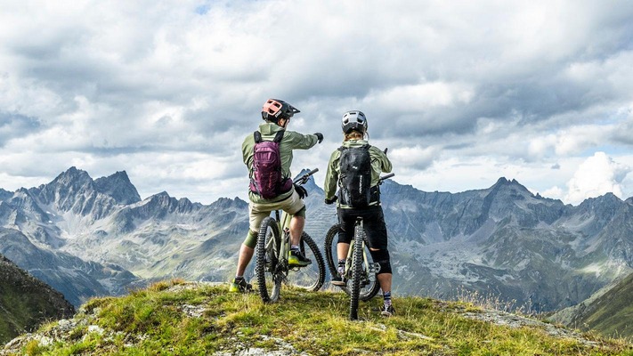 2 Radfahrer mit Ausblick auf die Berge