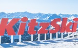 Logo KitzSki vor Bergpanorama