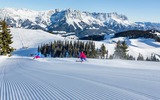 2 Skifahrer von hinten in der SkiWelt Wilder Kaiser - Brixental