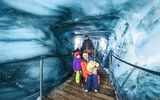 Familie umgeben von Gletschereis