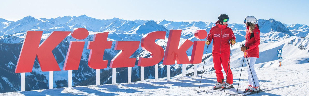 Logo KitzSki vor Bergpanorama
