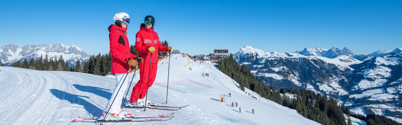 2 Skifahrer stehend in Kitzbühel