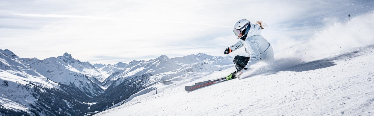 1 Skifahrerin auf der Piste in der Region St. Anton